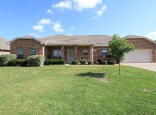 316 W McAfee Dr, Mabank, TX 75147