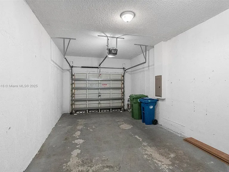 2082 Madeira Dr — Photo 12