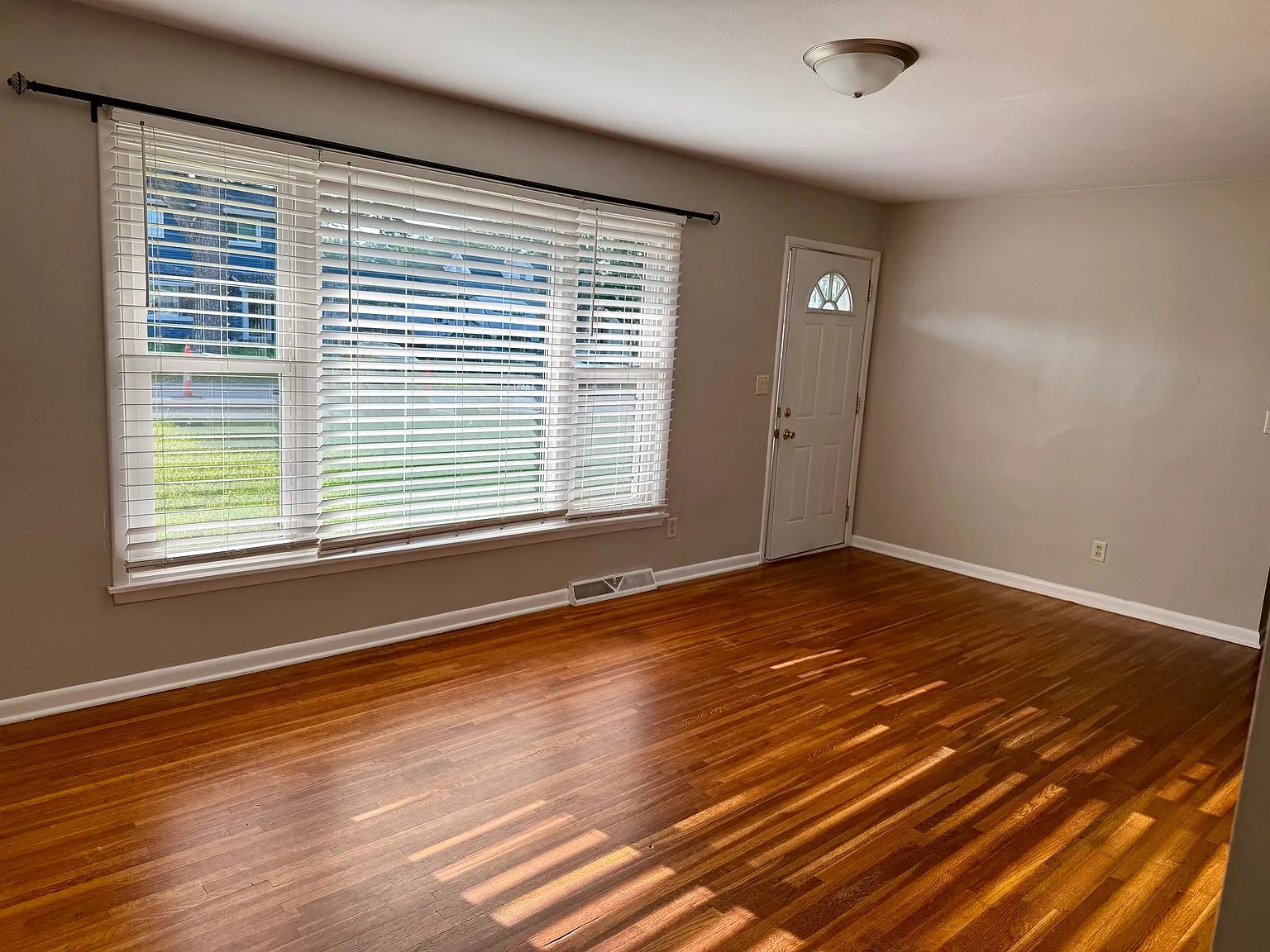 3 bed, 1460 sqft, $1,975 — Photo 2