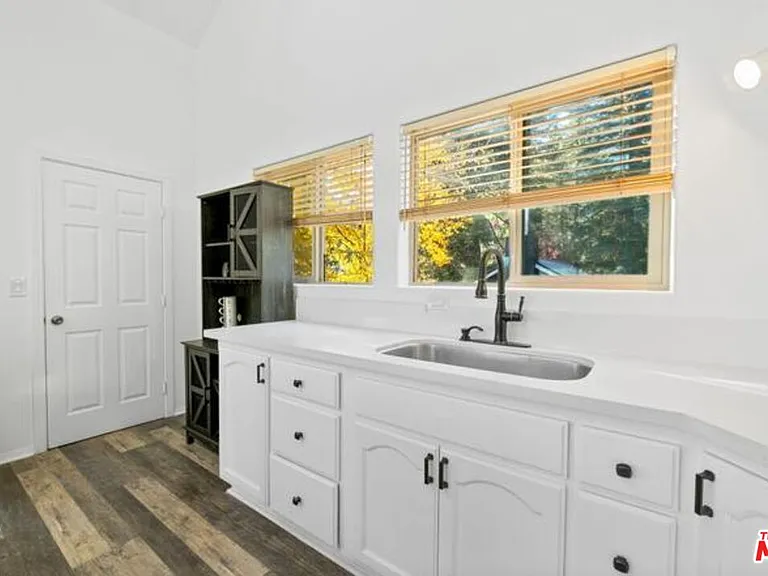 993 Cameron Dr — Photo 16