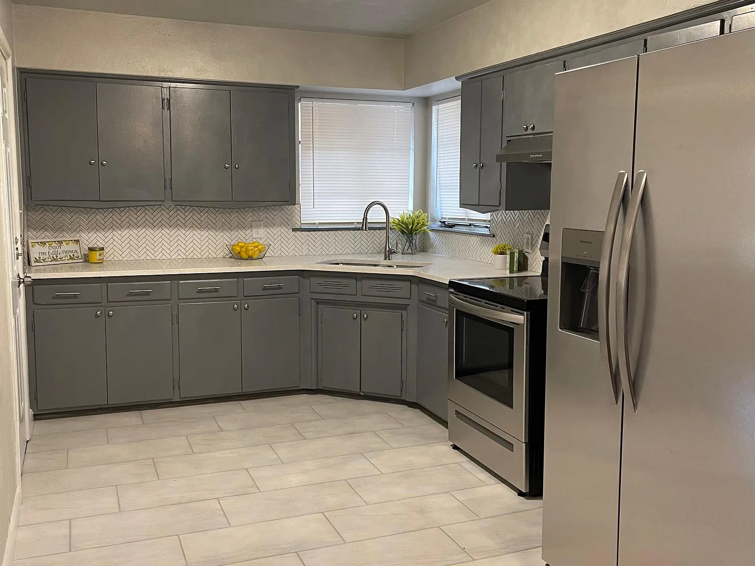 3 bed, 956 sqft, $1,200 — Photo 2