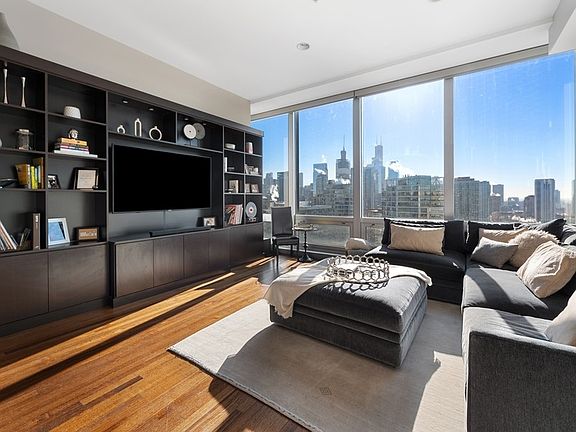 5th image of 500 W Superior St Unit 1905