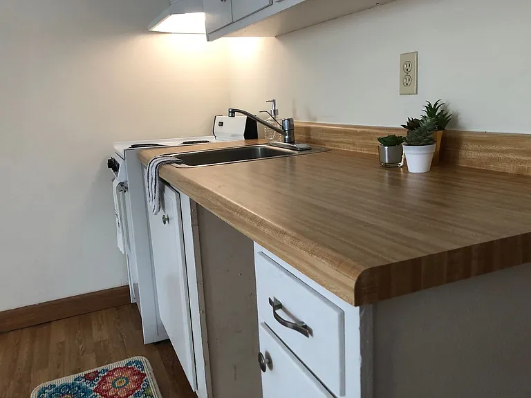 MAY RENT FREE - Sign on this Studio today! — Photo 9