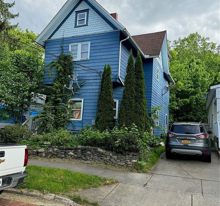 1st image of 609 E 8th St