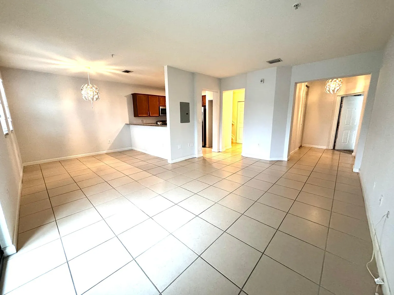 3 bed, 2.5 bath, 1256 sqft, $3,200 — Photo 3