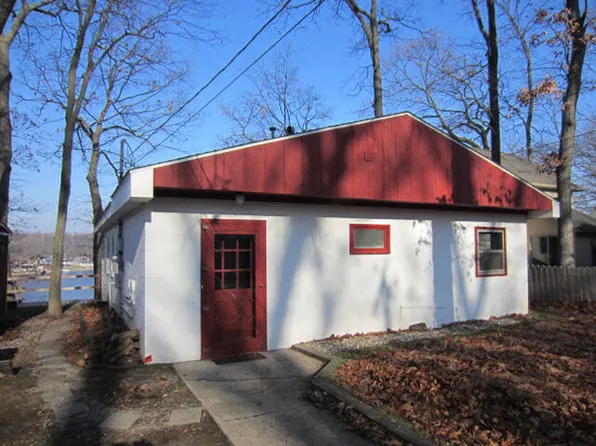 7452 S Crooked Lake Dr, Delton, MI 49046