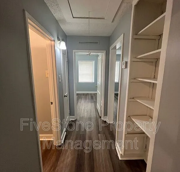 1300 Robin Hood Ln — Photo 9