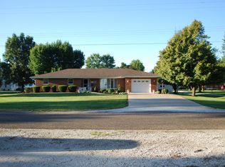 111 E 1st St, Bowen, IL 62316