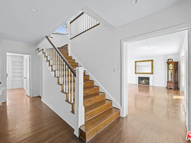 2411 Saint George St — Photo 2