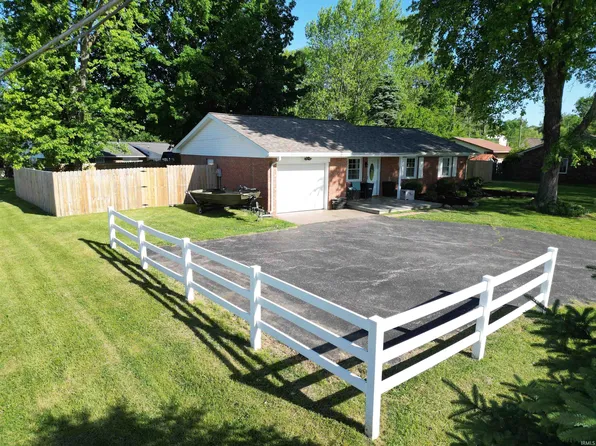 623 S Hickory Ln, Petersburg, IN 47567