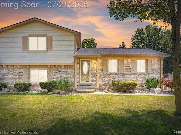 19272 Lloyd St, Clinton Township, MI 48038