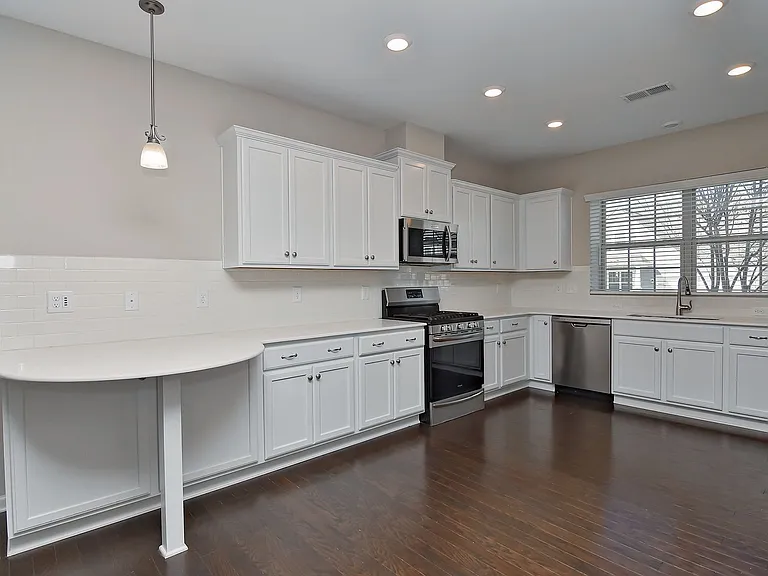 1036 Easley St — Photo 9