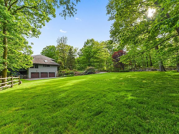 18 bayberry rd side yard.jpeg