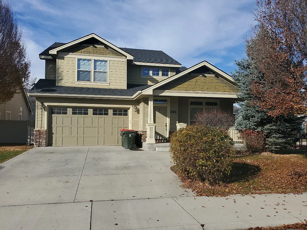 5 bed, 3.0 bath, 2582 sqft, $1,995 — Photo 1