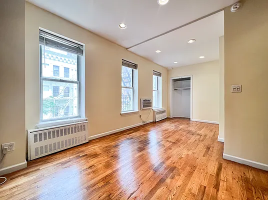 Rented by Kahen Properties | media 1