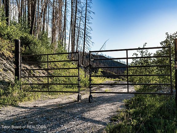 2nd image of 255 Rim Rd