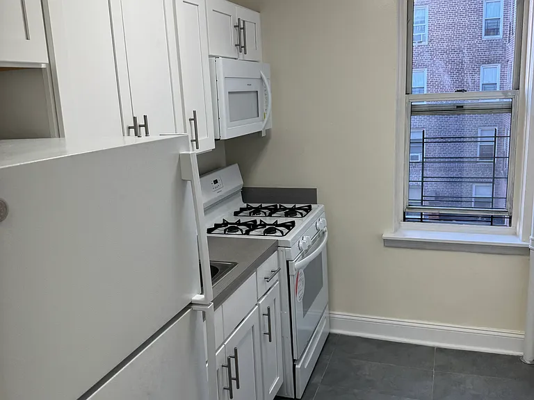 2070 20th Ln #4G — Photo 3