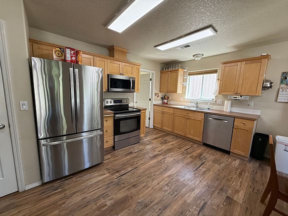3rd image of 20630 Daisy Ln