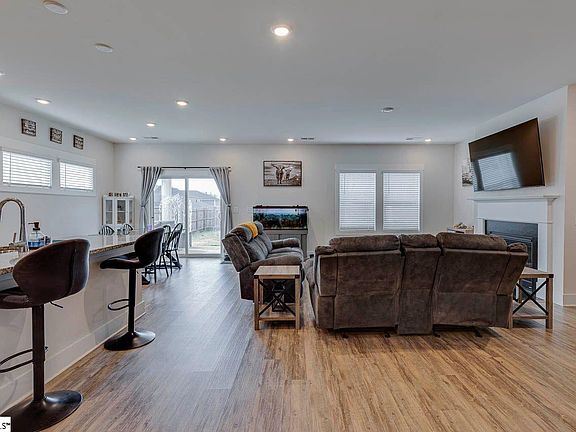3rd image of 103 Pewter Cir