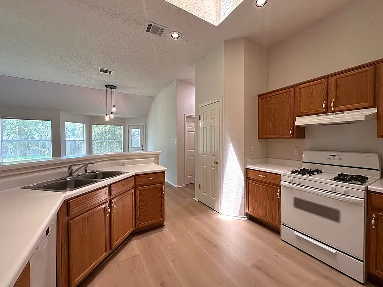 6708 Bancroft Woods Dr — Photo 16