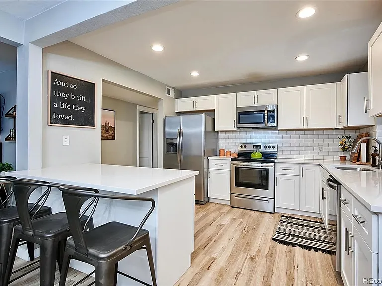 1077 Ursula St — Photo 3