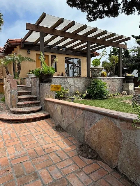 3 bed, 1200 sqft, $1,800 — Photo 2