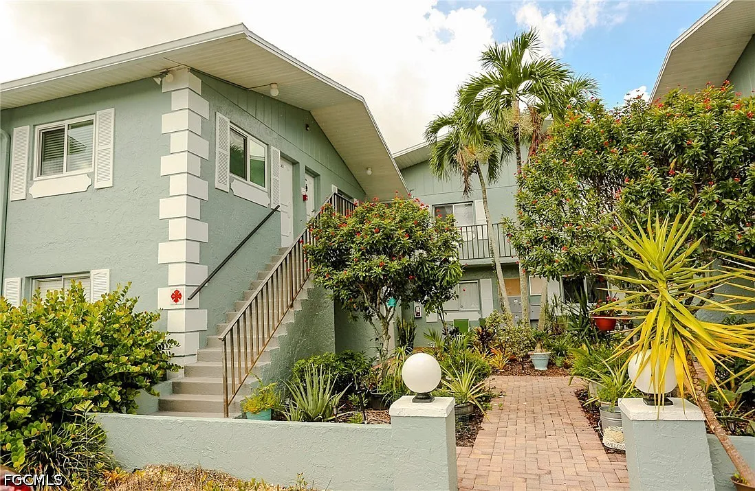 2 bed, 1.0 bath, 844 sqft, $1,300 — Photo 1