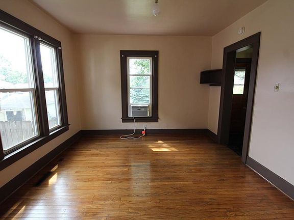 4th image of 320 S Park St