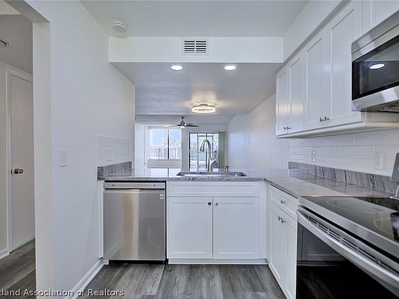 5th image of 3915 Edgewater Dr
