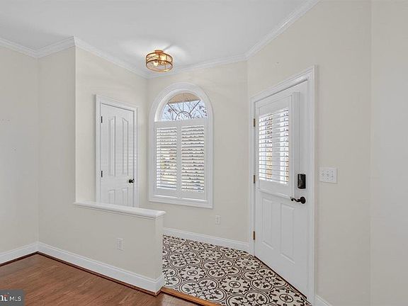 4th image of 140 Emerald Dr