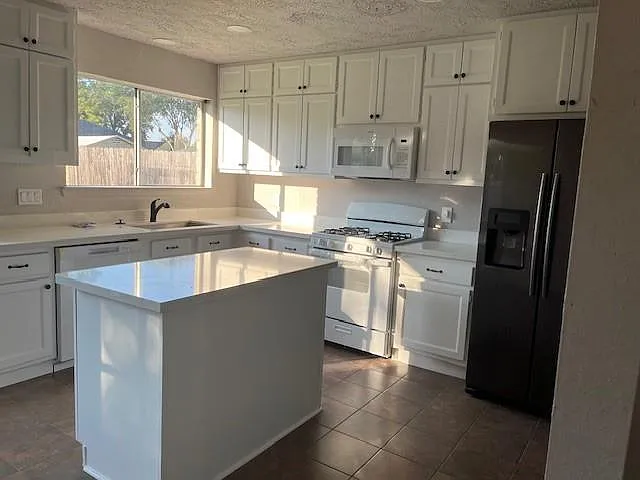 3 bed, 2.0 bath, 1700 sqft, $2,350 — Photo 3