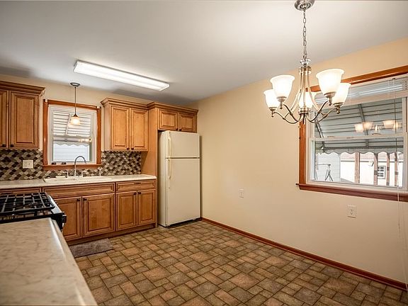 5th image of 810 Spencer Ave