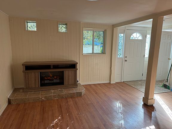 Living room entry way south view