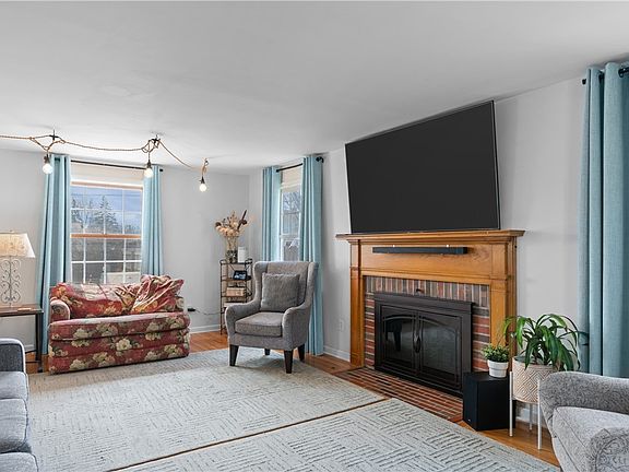 5th image of 215 Millwood Dr