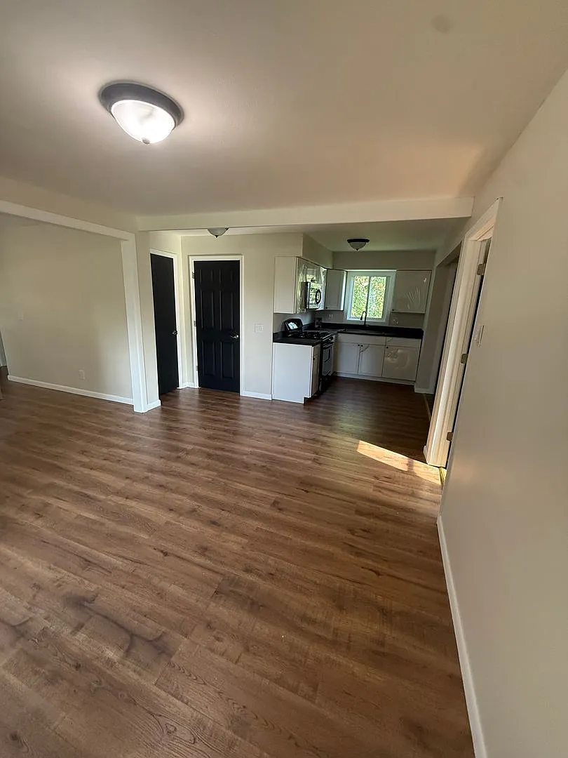4 bed 2 bath — Photo 3