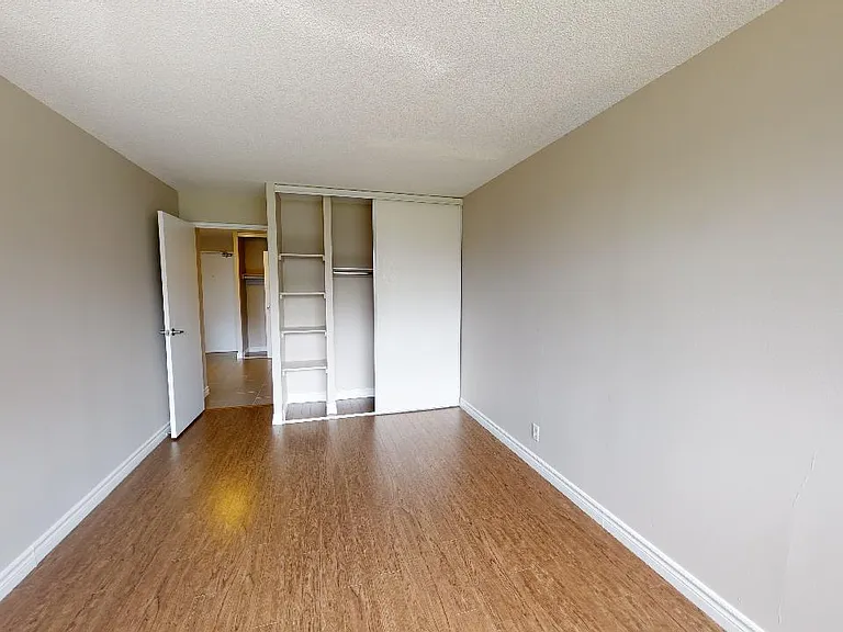 2470 Southvale Cres — Photo 24