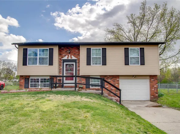 517 Tremont Dr, Godfrey, IL 62035