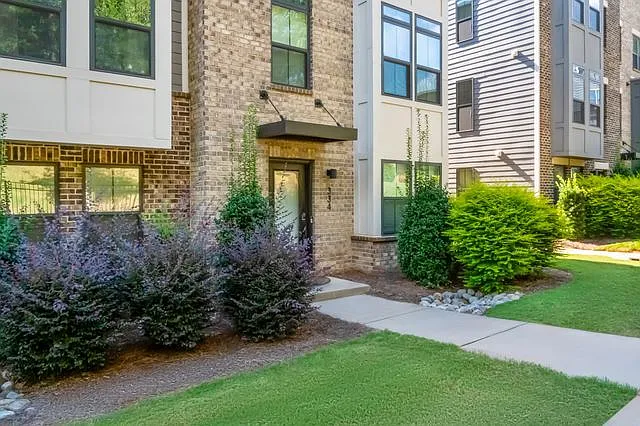 3 bed, 2.5 bath, 1756 sqft, $2,800 — Photo 2