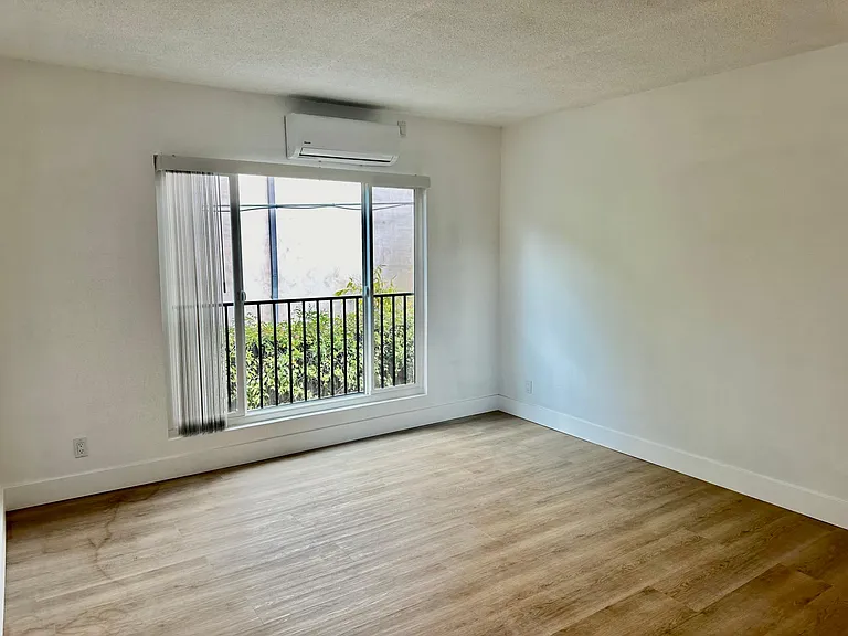 12121 La Maida St #15 — Photo 32