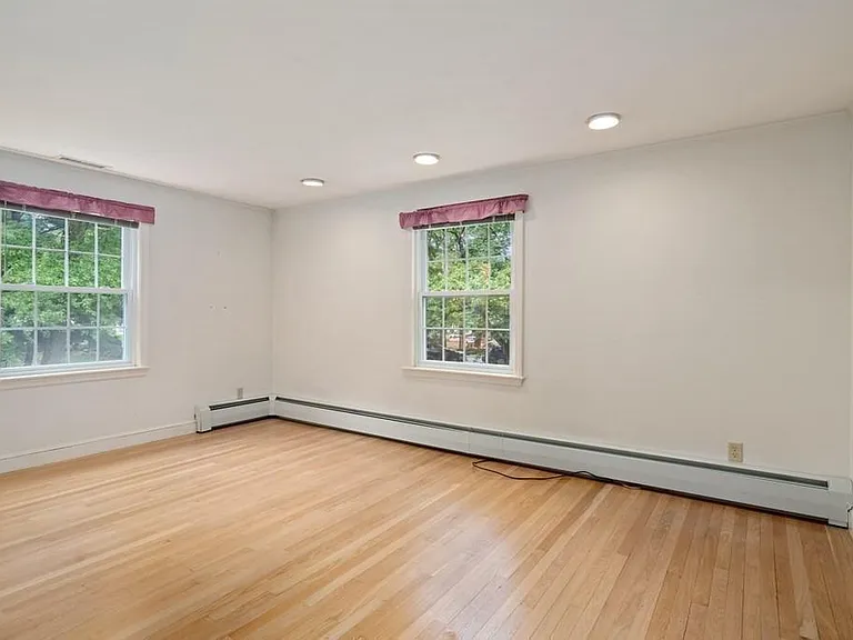10 Radcliffe Rd — Photo 8