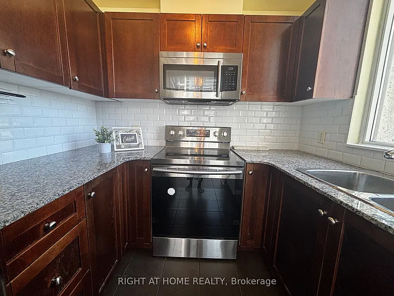 3504 Hurontario St #907 — Photo 8