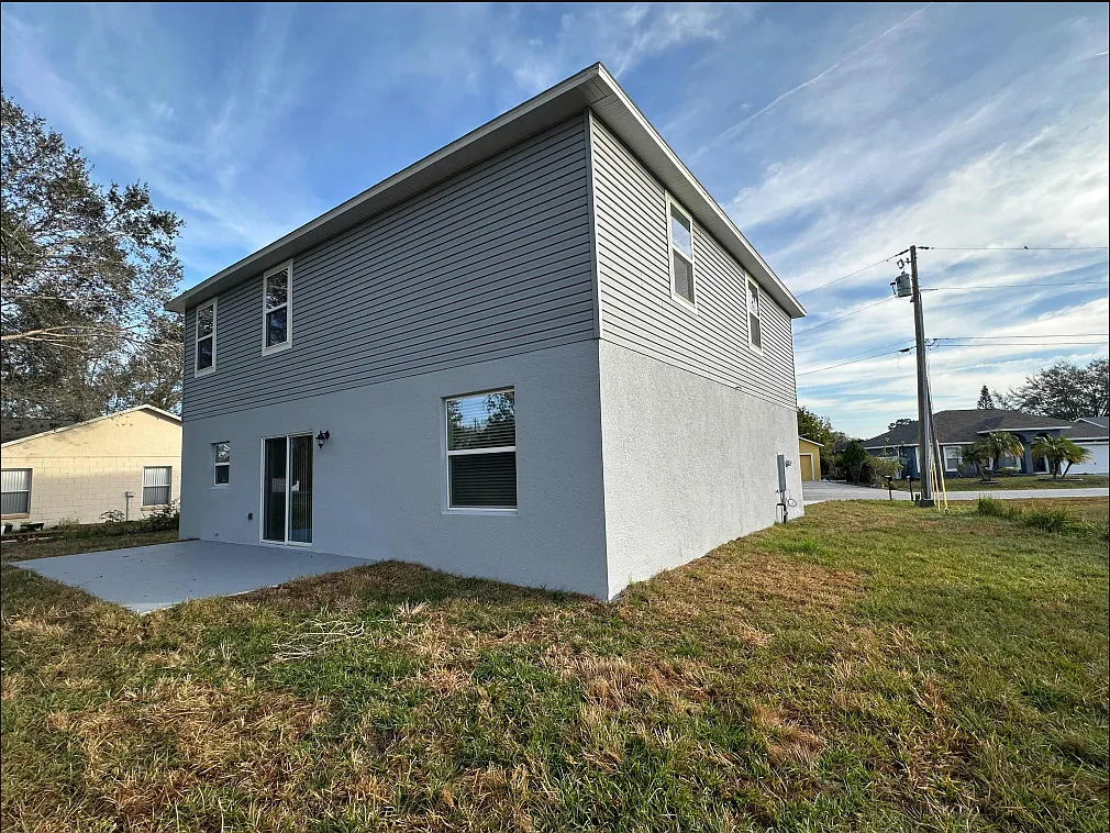4 bed, 2.5 bath, 2284 sqft, $2,698 — Photo 4