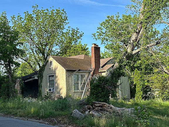 3rd image of 600 3rd Ave W