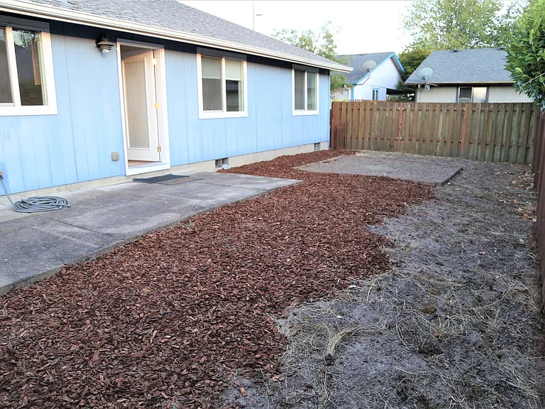 137 SW Wake Robin Ave — Photo 14