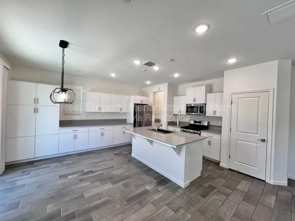 2038 N Perry Ln, Clovis, CA 93619