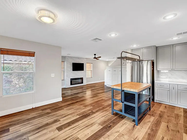 812 Sistine St — Photo 10