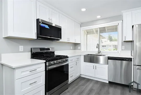 908 W 68th St #1 — Photo 2