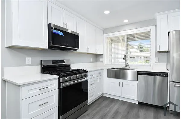 Building Photo - 908 W 68th St #1