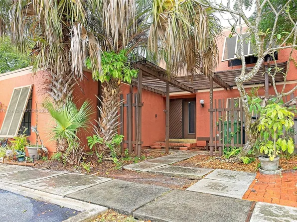 10275 Greenhouse Rd, Pembroke Pines, FL 33026