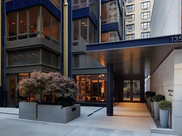 135 East 47th Street image 3 of 12